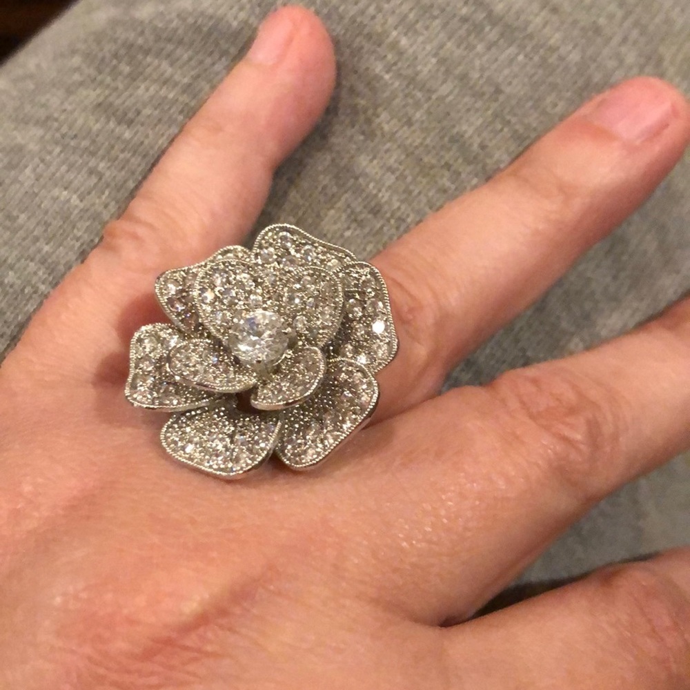 Silver tone floral ring. So cute!!!